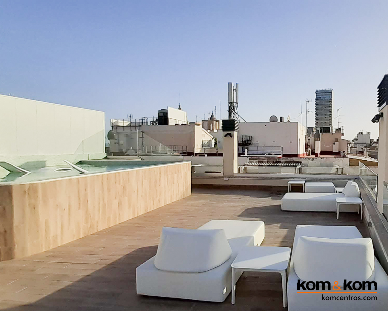 Highbar: Terraza Chill Out en la Azotea del hotel Odissey Room en el centro de Alicante. Proyecto Integral de Kom&Kom